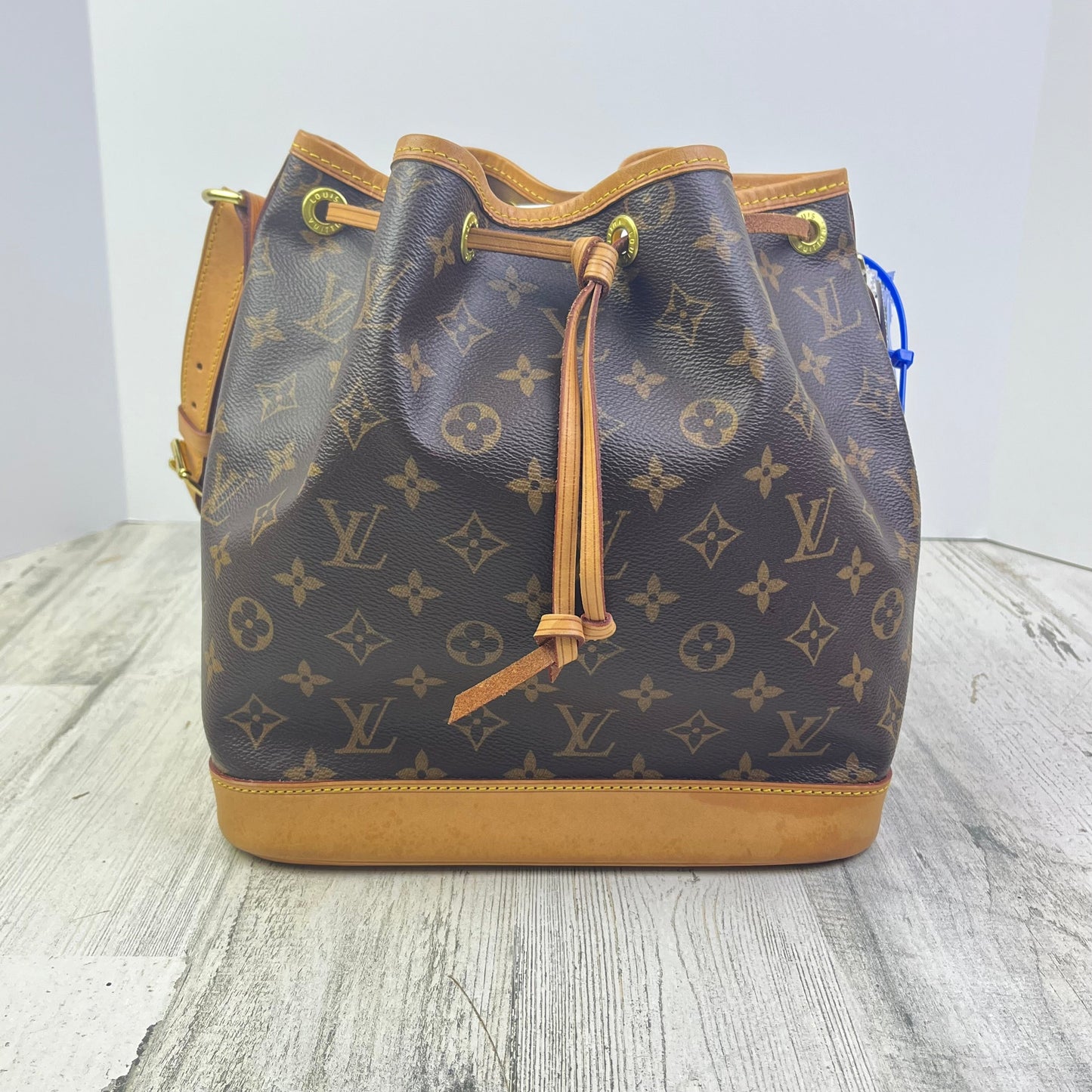 Handbag Luxury Designer By Louis Vuitton, Size: Medium