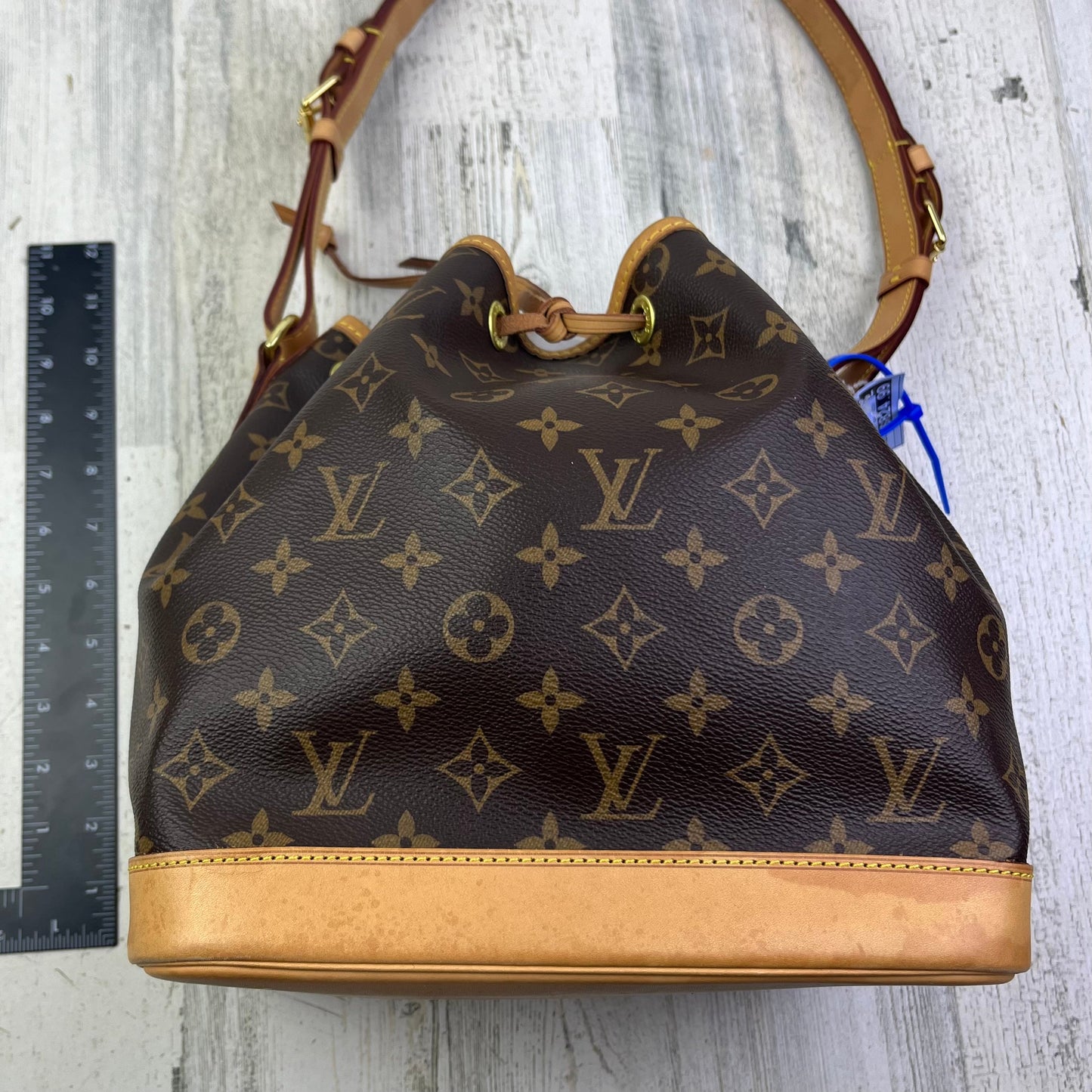 Handbag Luxury Designer By Louis Vuitton, Size: Medium