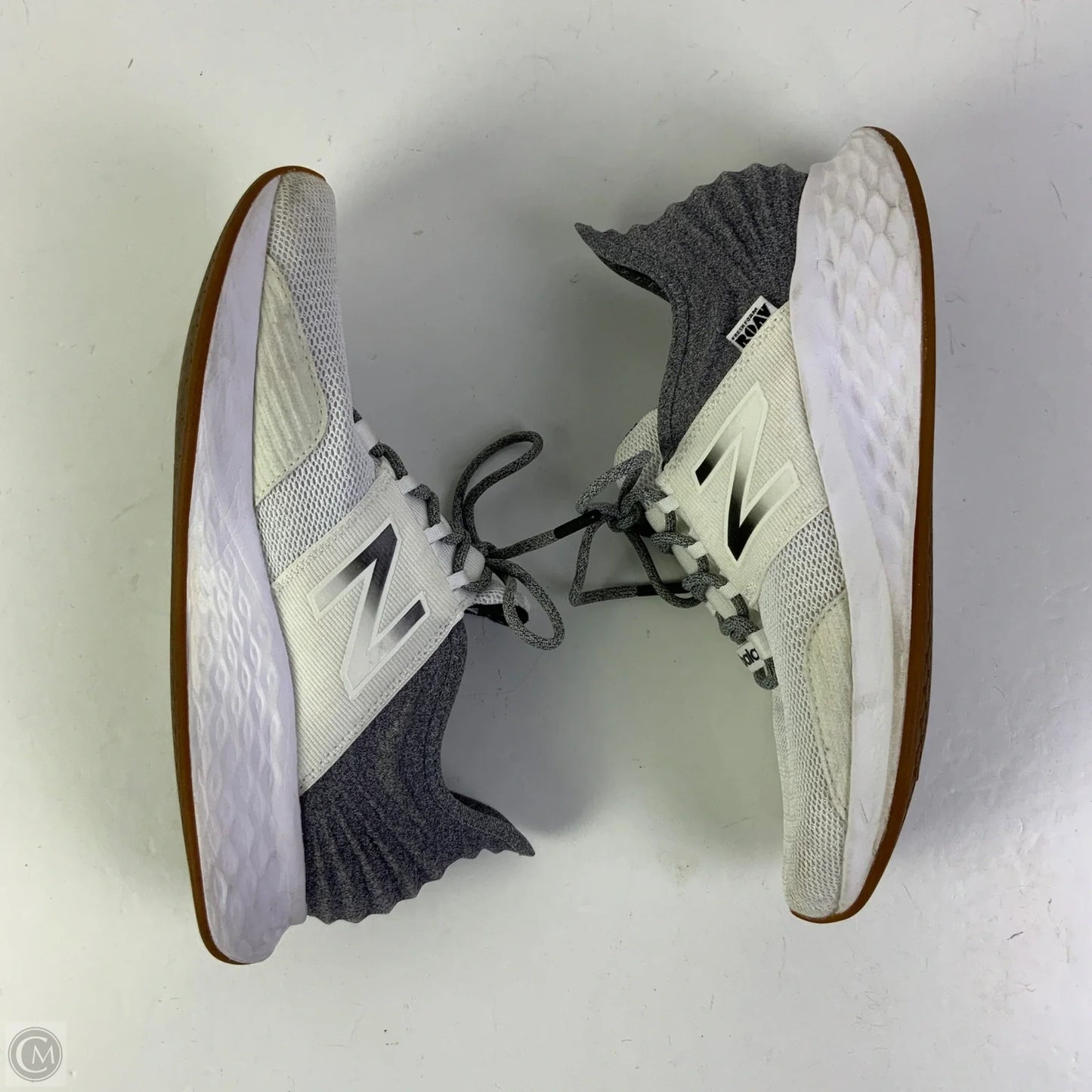 Shoes Athletic By New Balance In Grey & White, Size: 9.5