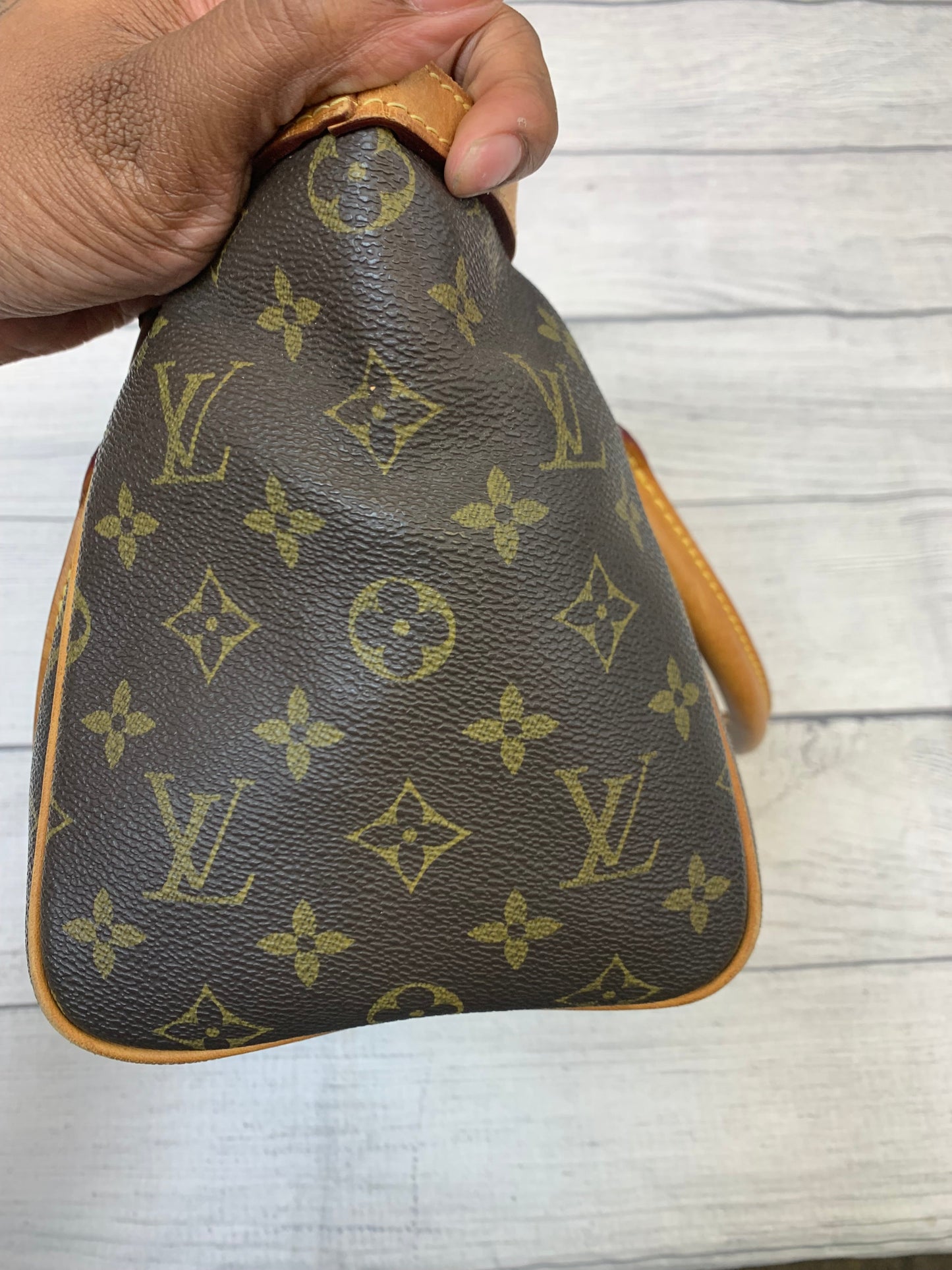 Handbag Designer By Louis Vuitton  Size: Small