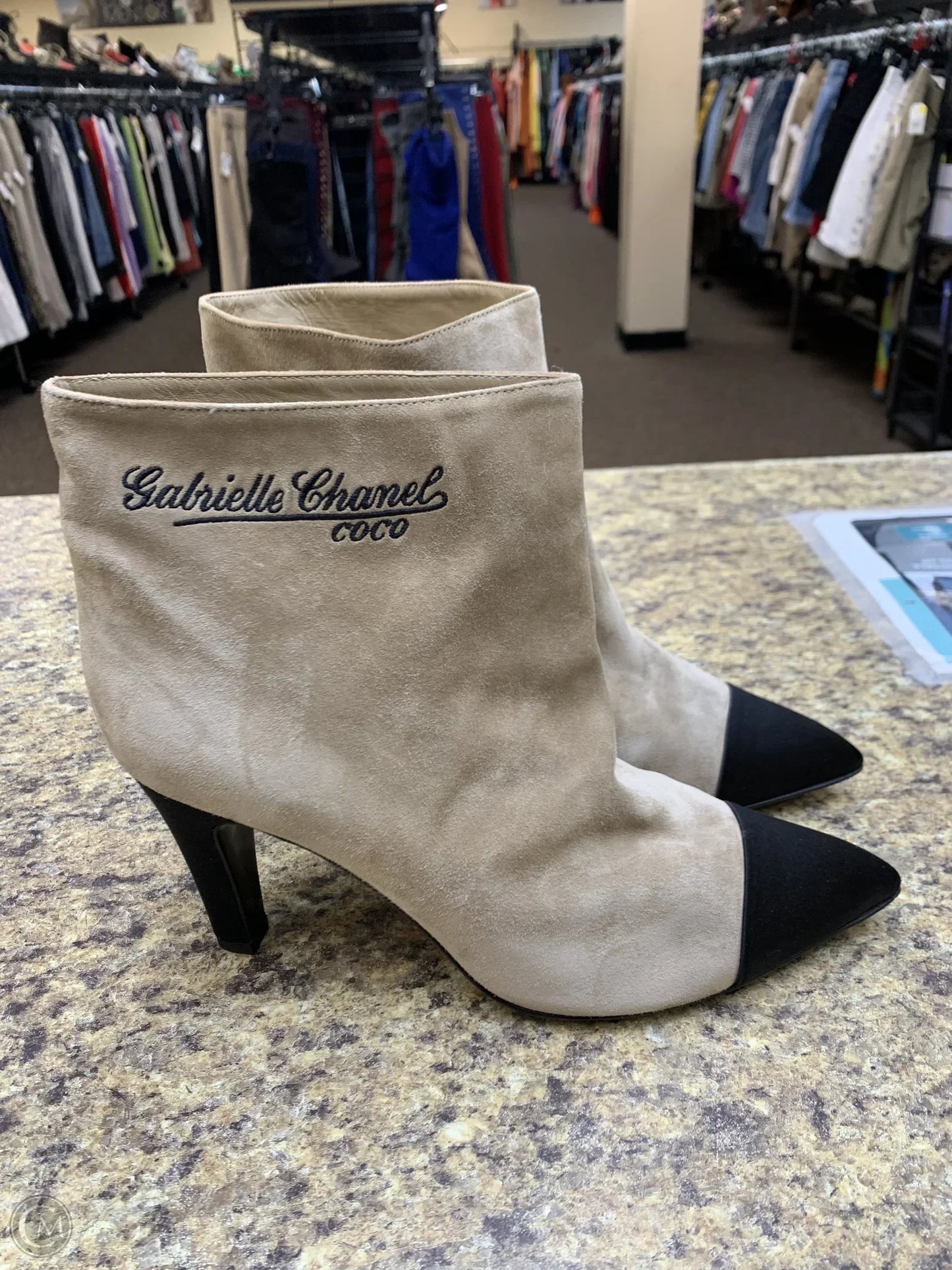 Shoes Luxury Designer By Chanel In Black & Cream, Size: 12