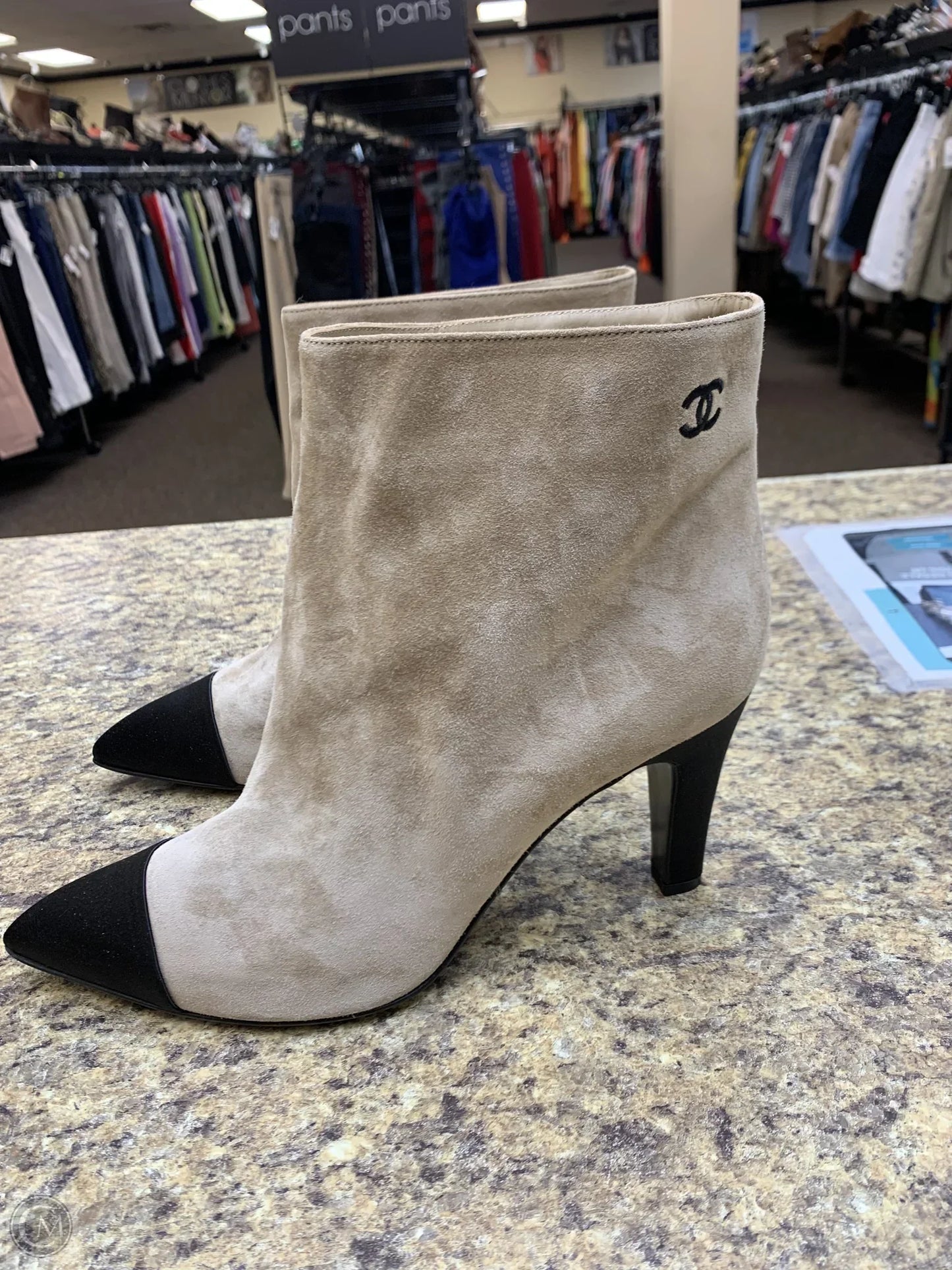 Shoes Luxury Designer By Chanel In Black & Cream, Size: 12