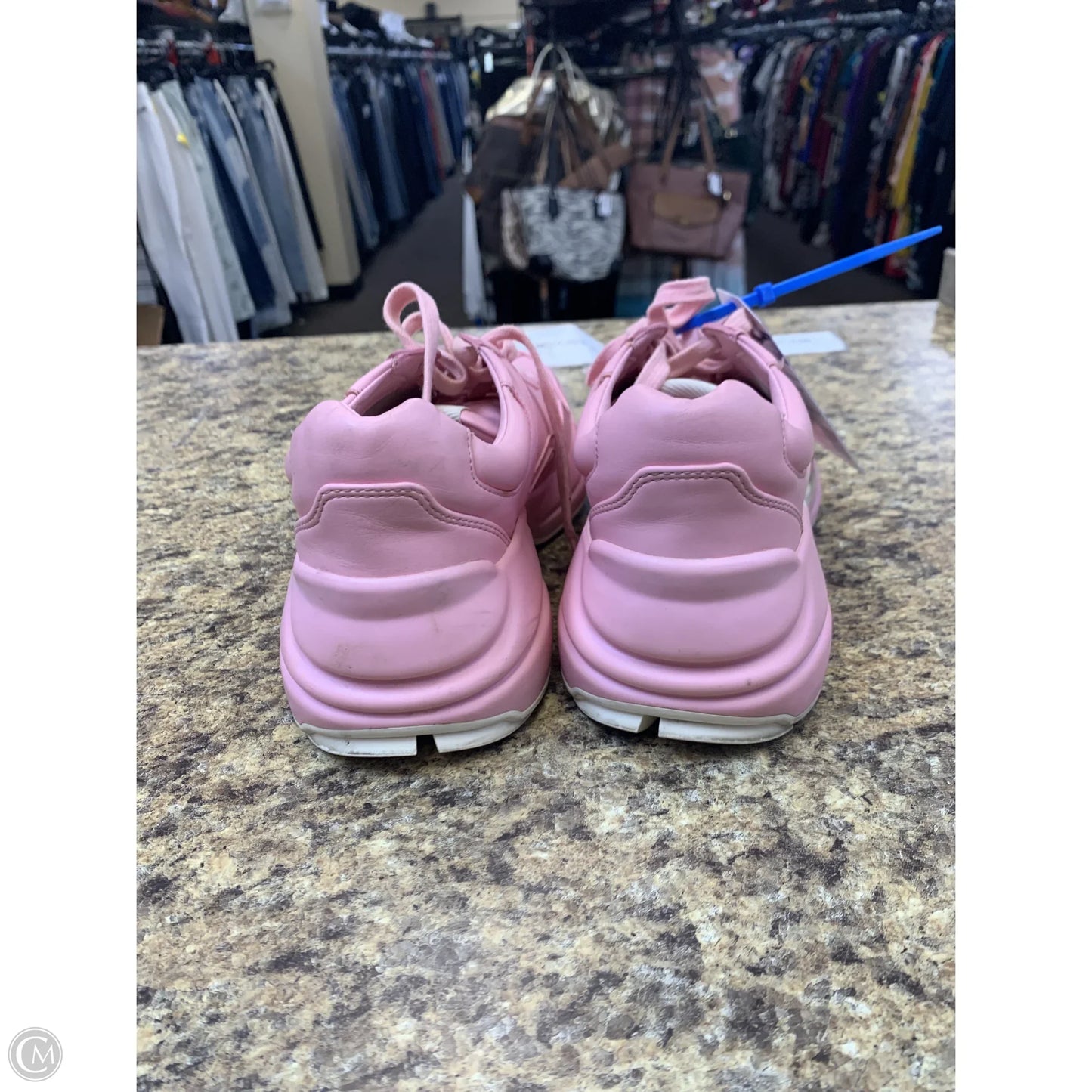 Shoes Luxury Designer By Gucci In Pink, Size: 5