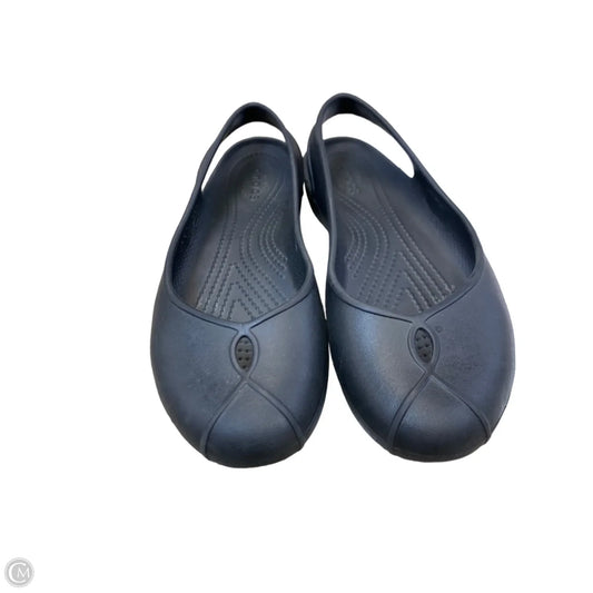 Shoes Flats By Crocs In Black, Size: 8