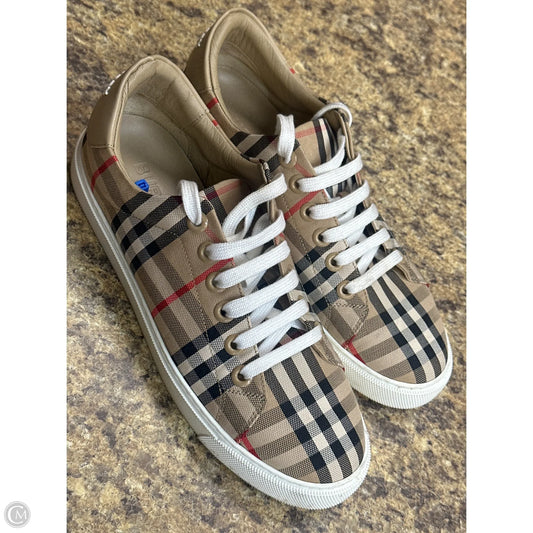 Shoes Luxury Designer By Burberry In Plaid Pattern, Size: 9.5