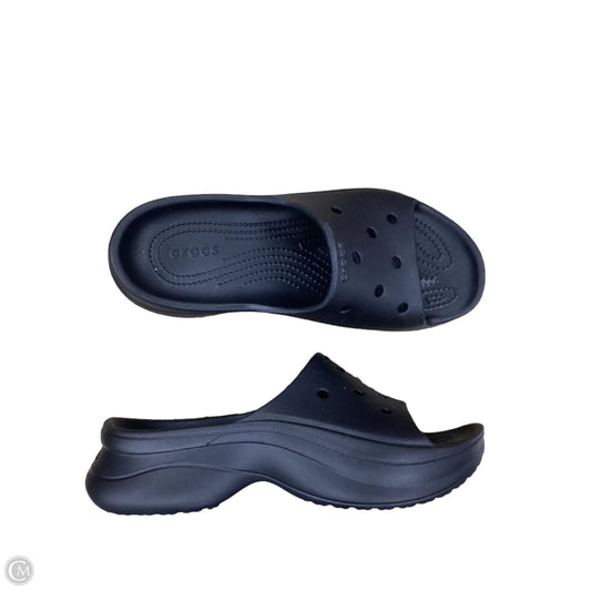 Sandals Flats By Crocs In Black, Size: 7