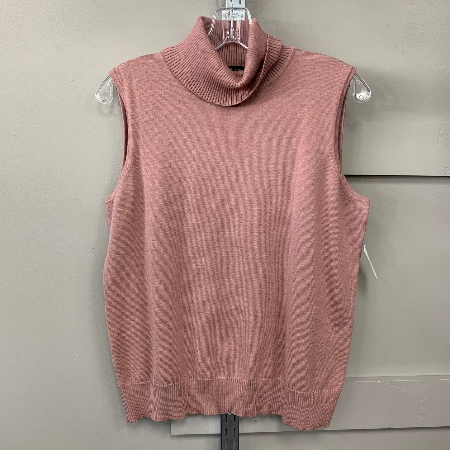 Top Sleeveless By Cable And Gauge In Mauve, Size: L