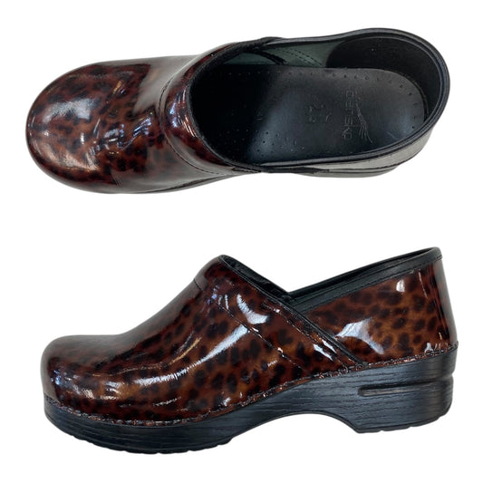 Shoes Flats By Dansko In Animal Print, Size:10