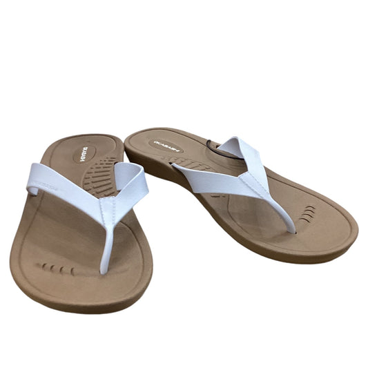 Sandals Flip Flops By Clothes Mentor In White, Size: 8.5