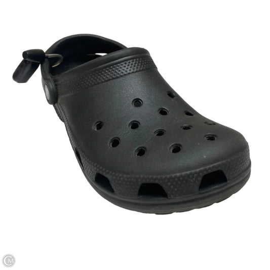 Shoes Flats By Crocs In Black, Size: 8