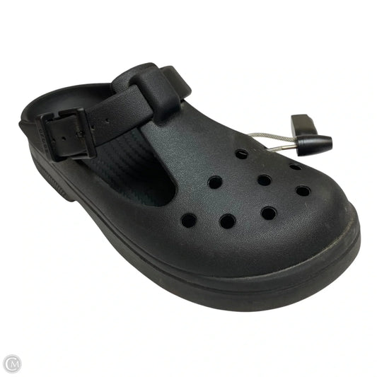 Shoes Flats By Crocs In Black, Size: 7