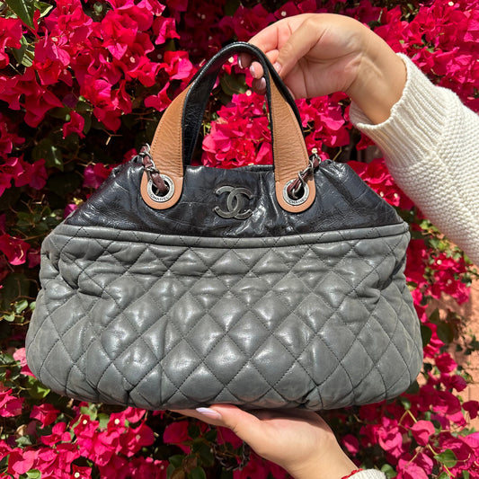 Handbag Designer By Chanel Size: Medium