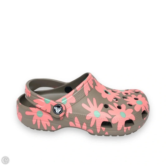Shoes Flats By Crocs In Pink & Tan, Size: 7