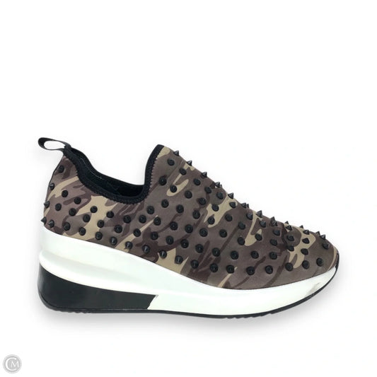 Shoes Sneakers By Gianni Bini In Camouflage Print, Size: 11