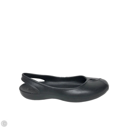 Shoes Flats By Crocs In Black, Size: 8