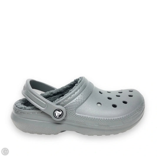 Shoes Flats By Crocs In Grey, Size: 8