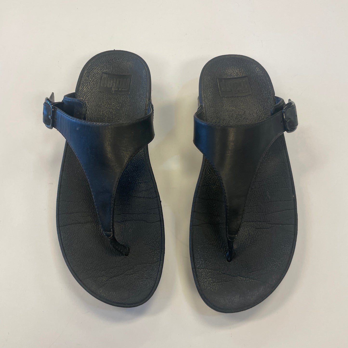 Sandals Flats By Fitflop In Black, Size: 6