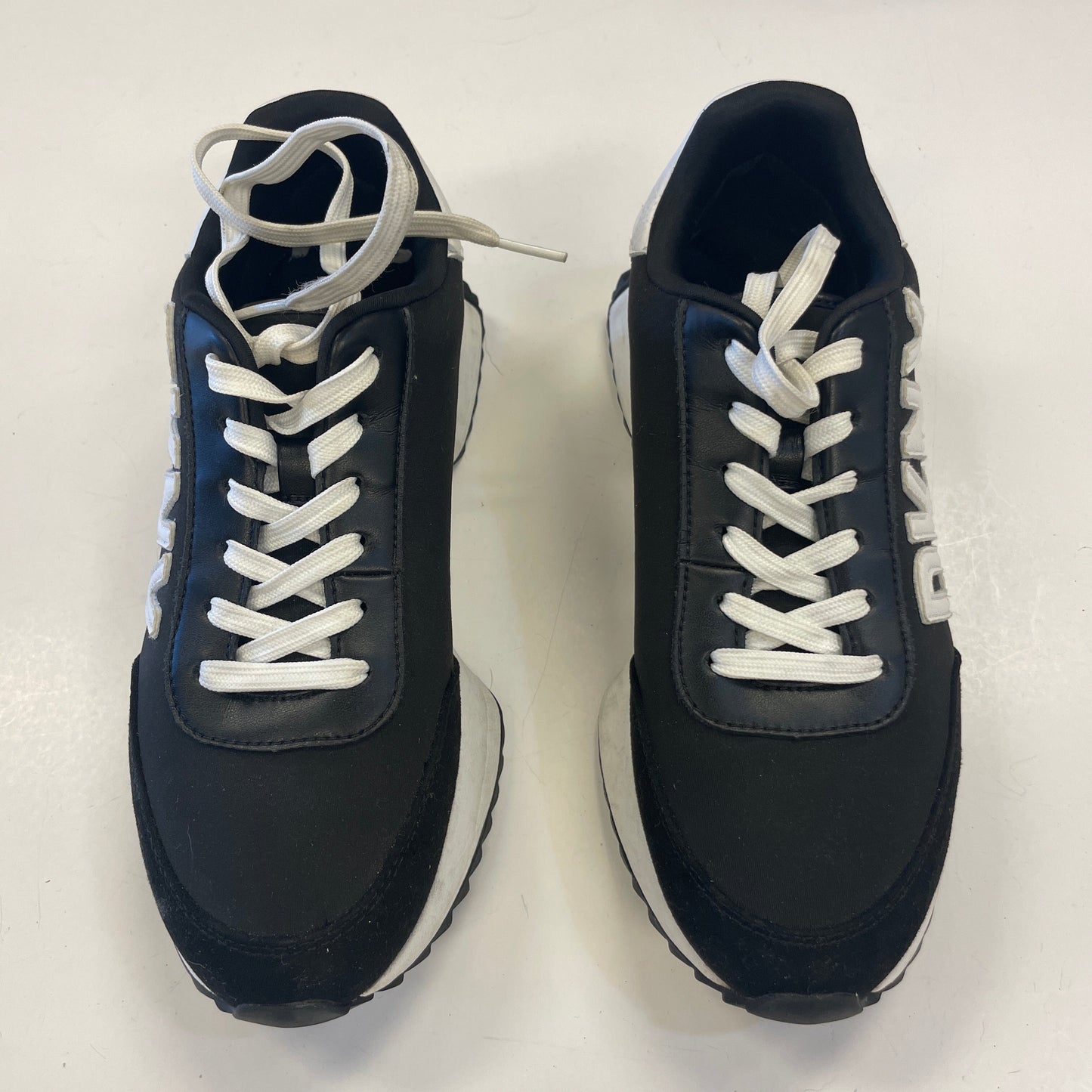 Shoes Sneakers By Dkny In Black & White, Size: 7.5