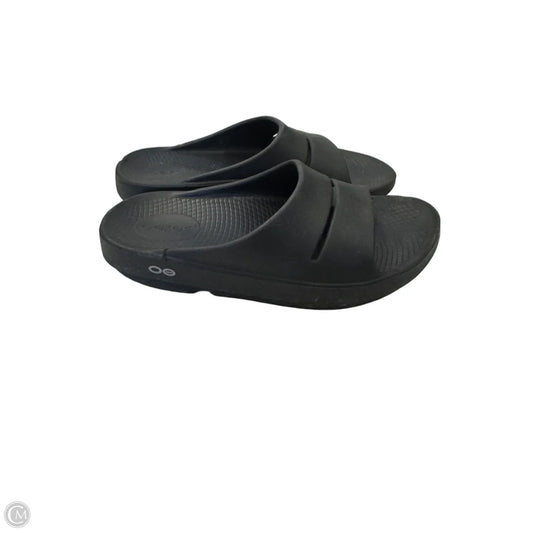 Sandals Flats By Oofos In Black, Size: 6