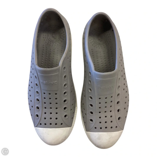 Shoes Flats By Clothes Mentor In Grey & White, Size: 7