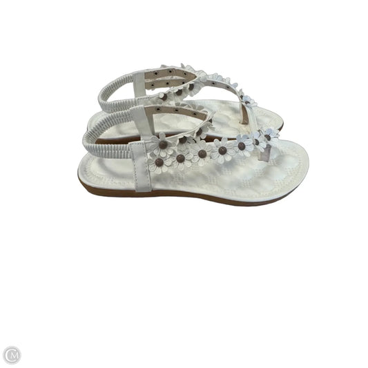 Sandals Flats By Clothes Mentor In White, Size: 9