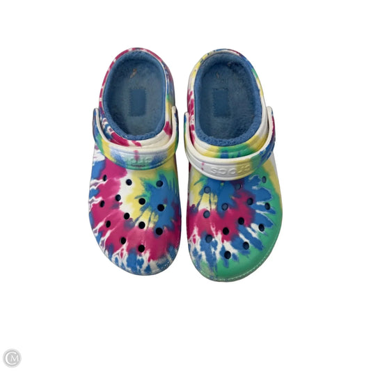 Shoes Flats By Crocs In Multi-colored, Size: 9
