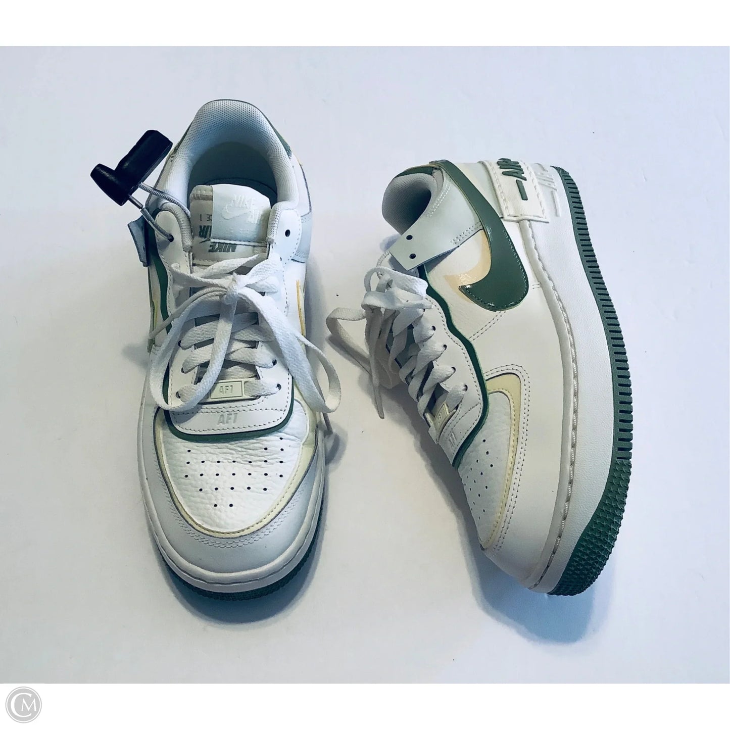 Shoes Sneakers By Nike In White, Size: 9