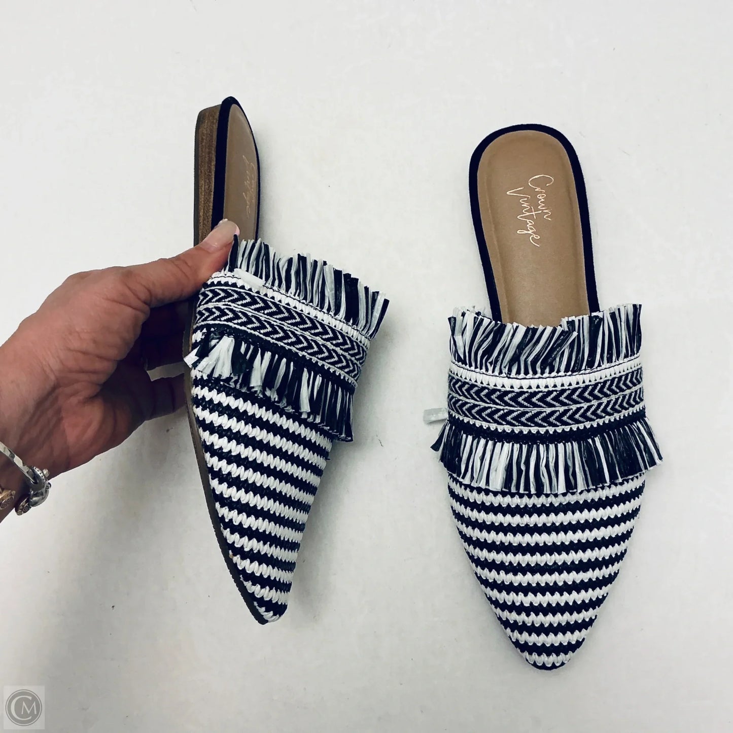 Shoes Flats By Crown Vintage In Black & White, Size: 8.5
