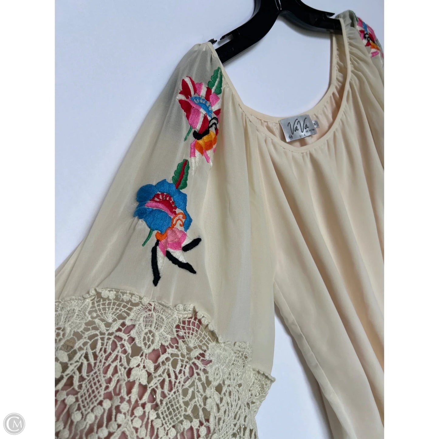 Top Short Sleeve By Clothes Mentor In Ivory, Size: M