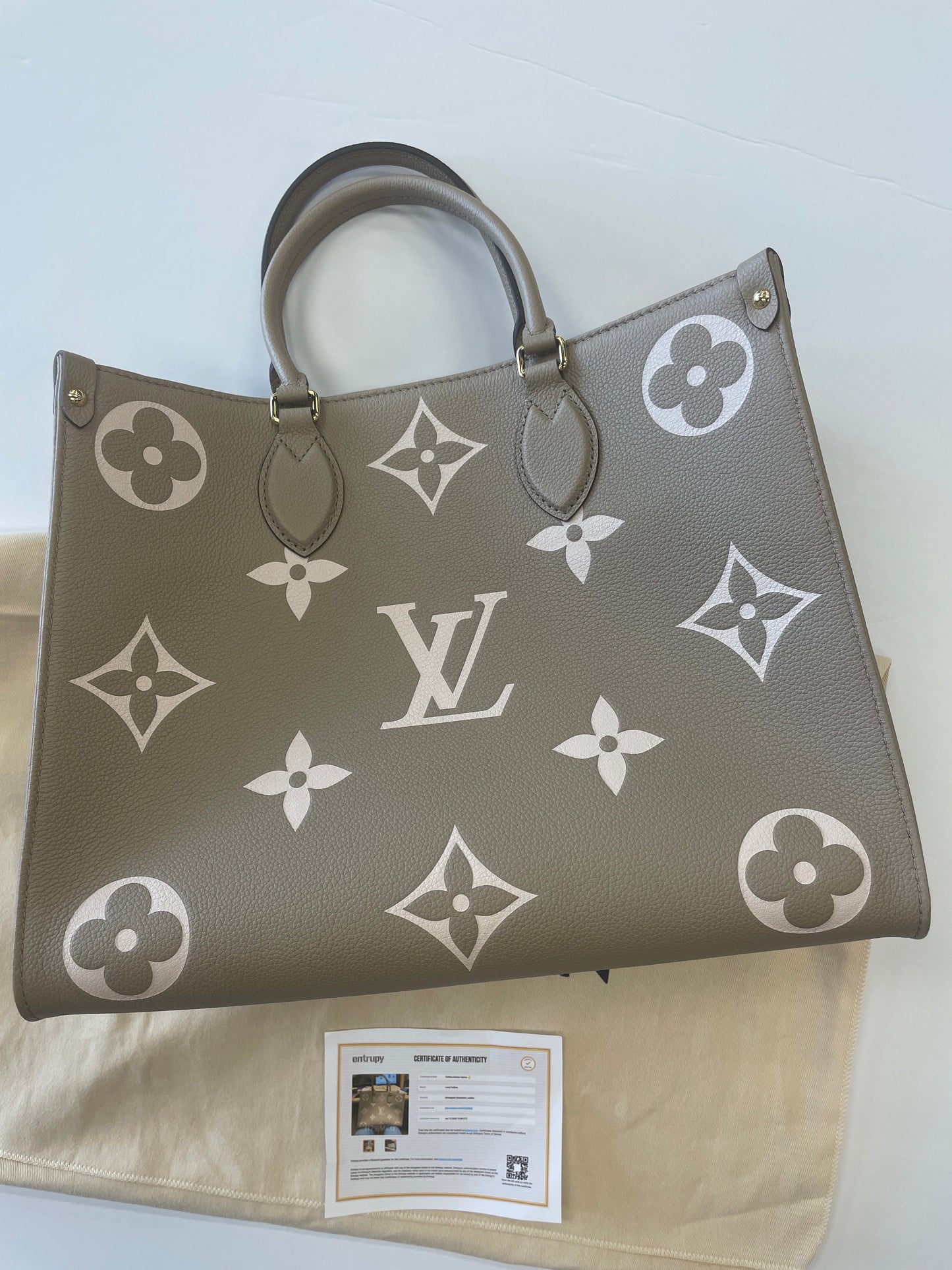 Handbag Luxury Designer Louis Vuitton, Size Medium