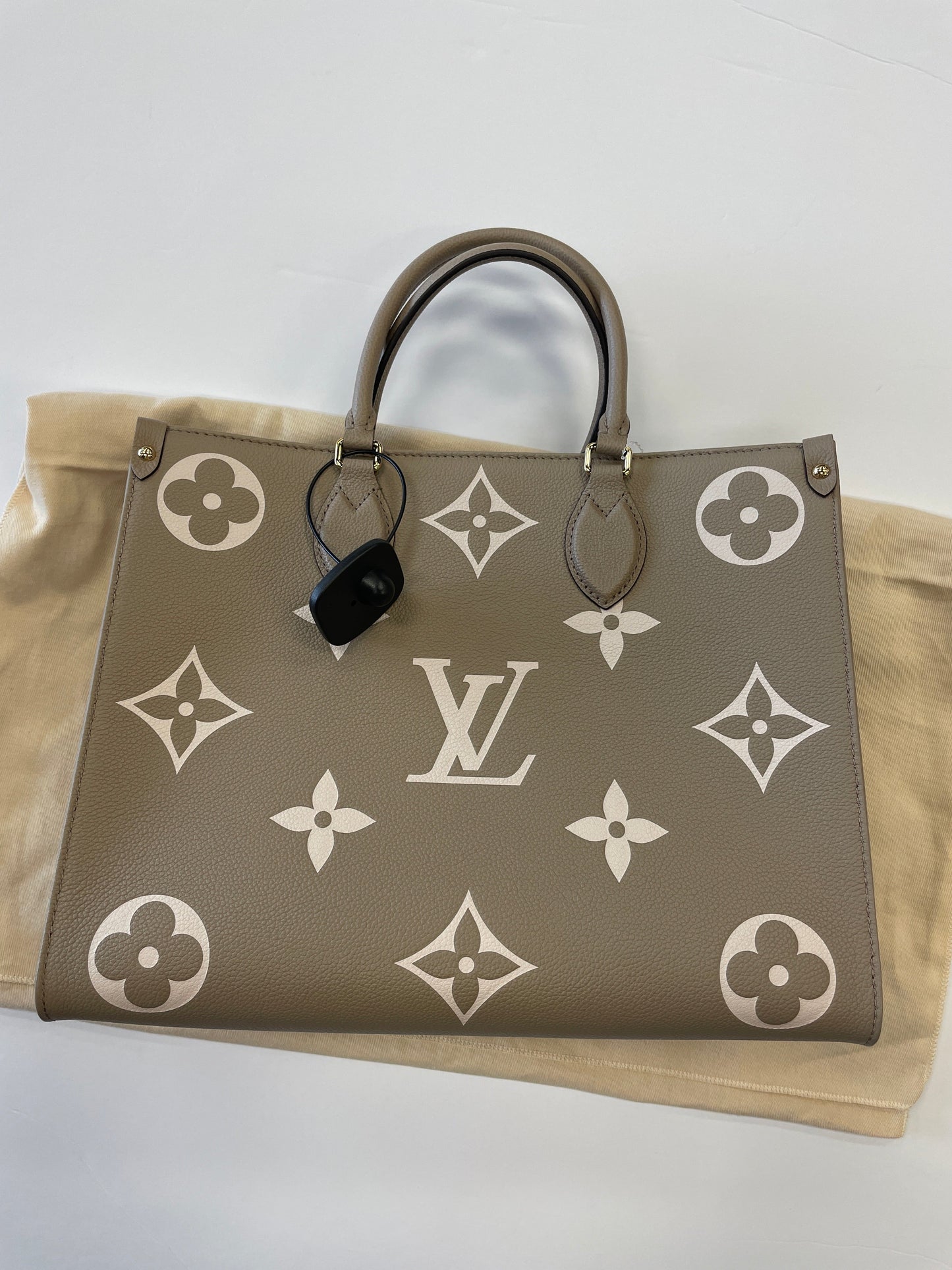 Handbag Luxury Designer Louis Vuitton, Size Medium