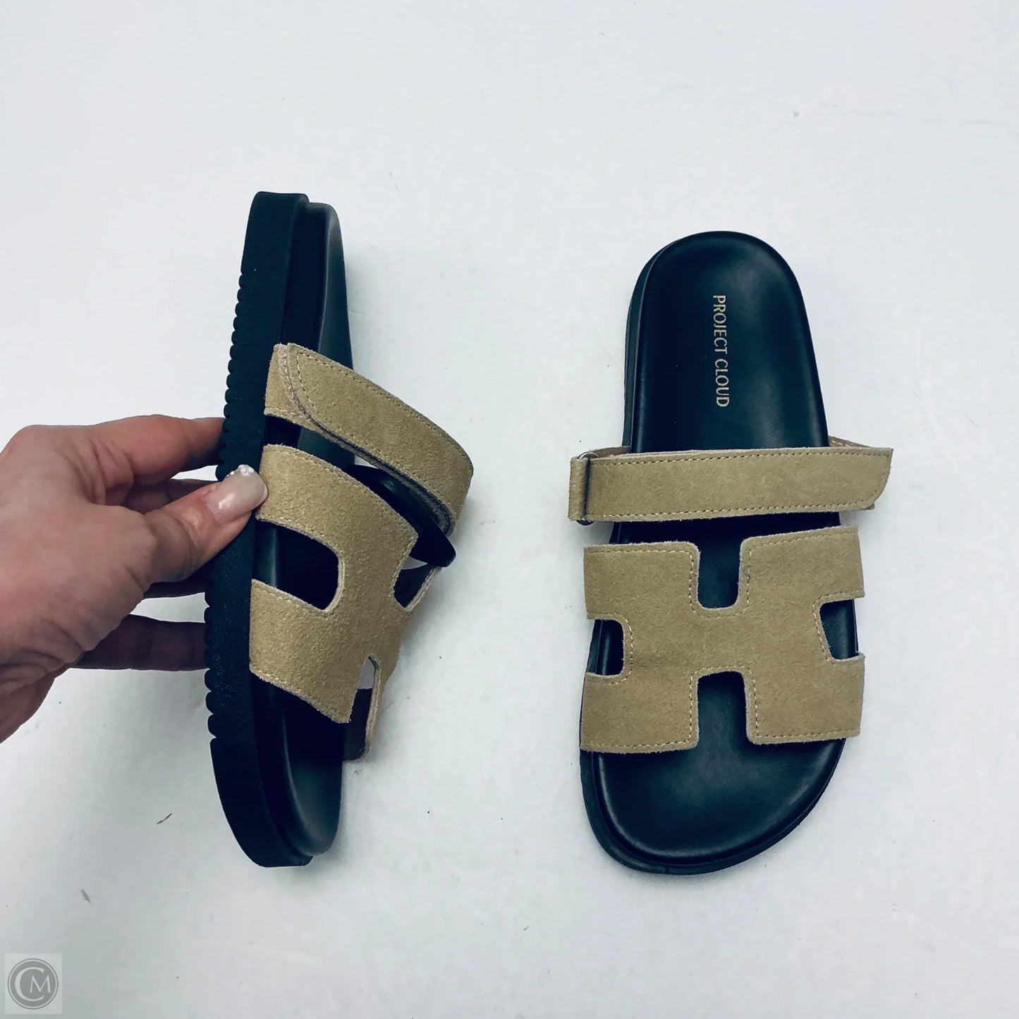 Sandals Flats By Clothes Mentor In Black & Tan, Size: 7.5