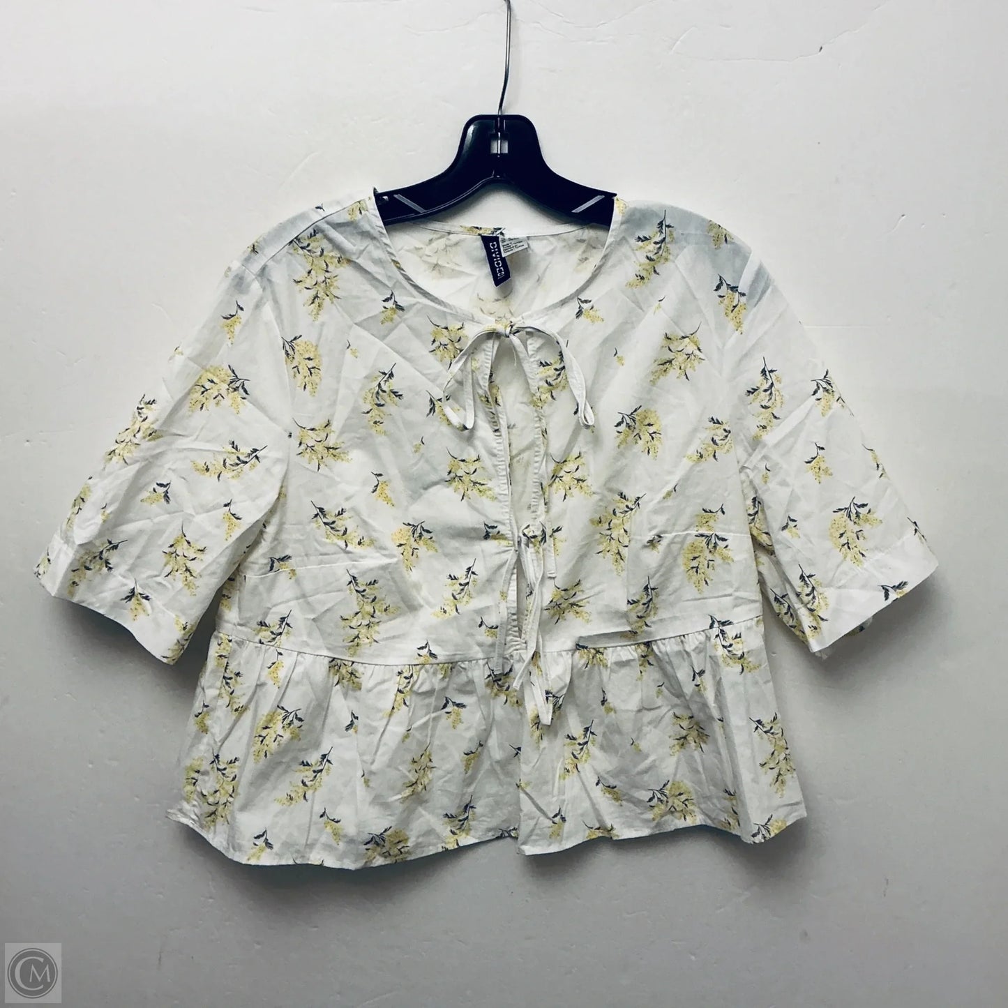 Top Short Sleeve By Divided In White & Yellow, Size: M
