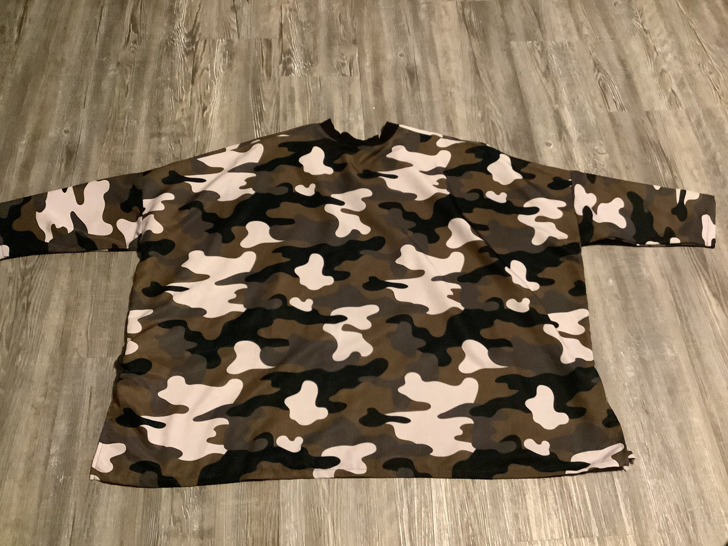 Top Long Sleeve By Clothes Mentor In Camouflage Print, Size: Onesize