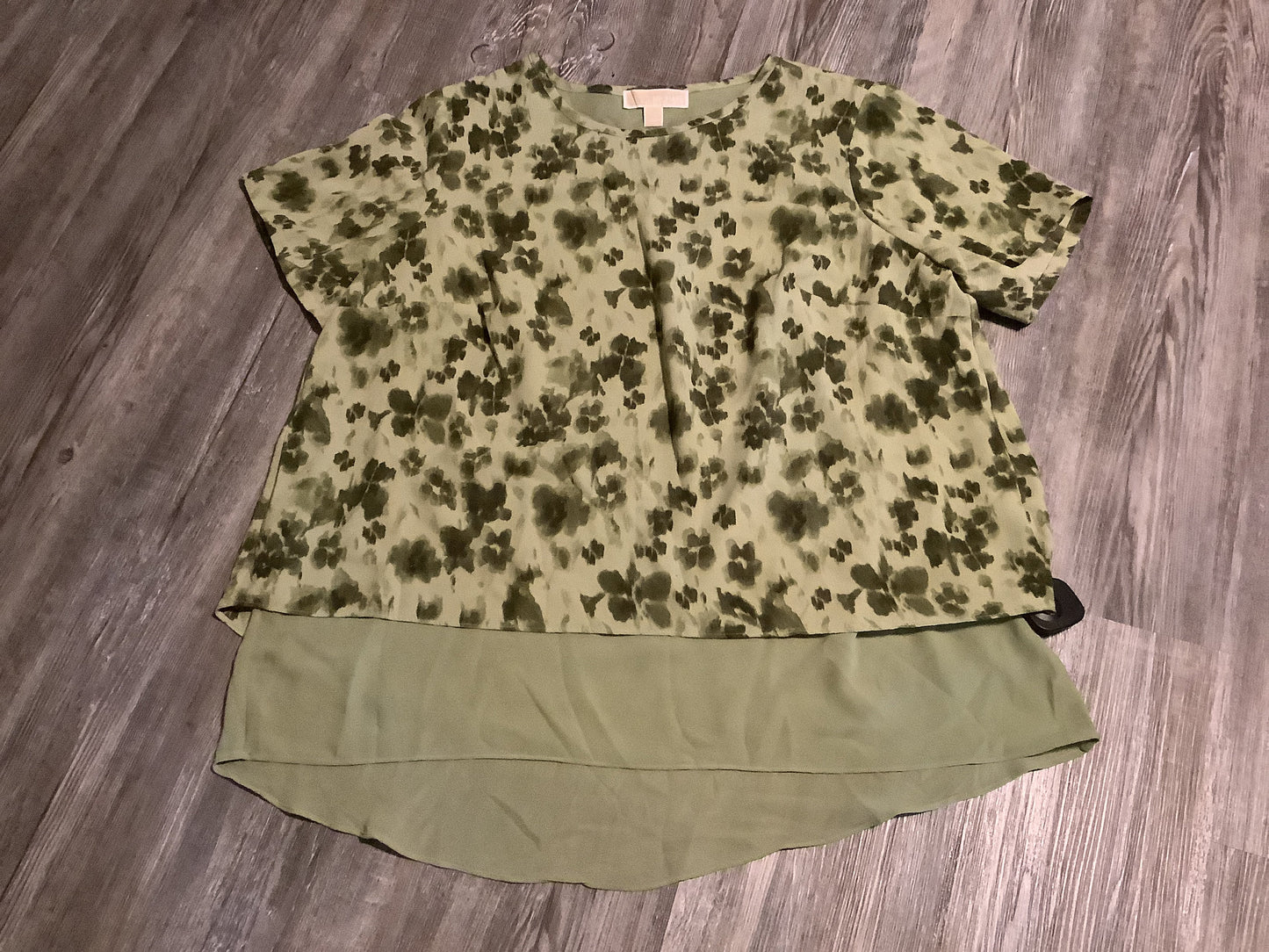 Top Short Sleeve By Michael Kors In Green, Size: 1x