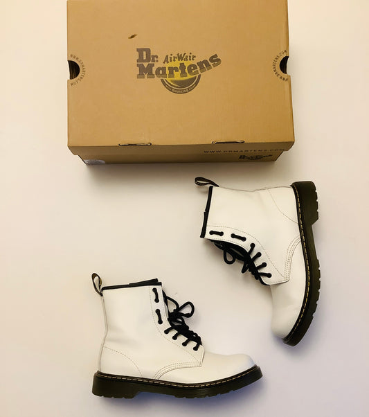 Boots Ankle Flats By Dr Martens In White, Size: 7