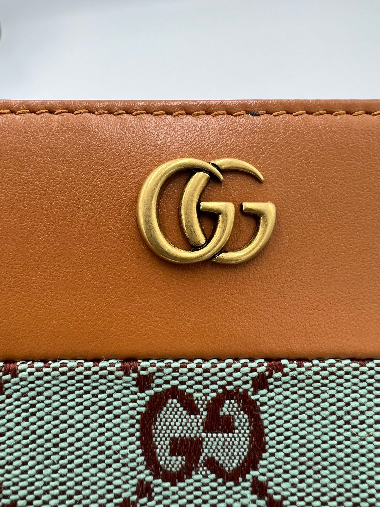 Like New! Gucci GG Bifold Card /Coin Holder Wallet