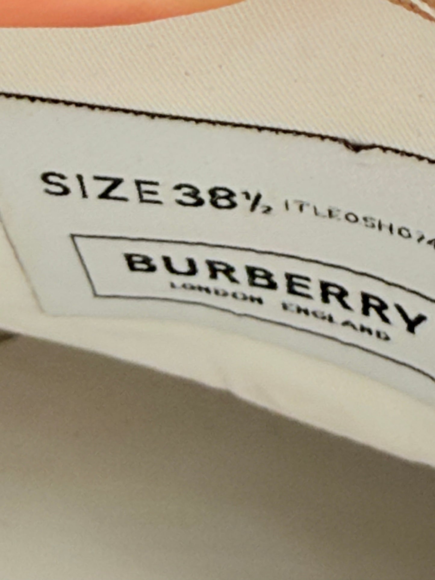 Shoes Luxury Designer By Burberry In Plaid Pattern, Size:8