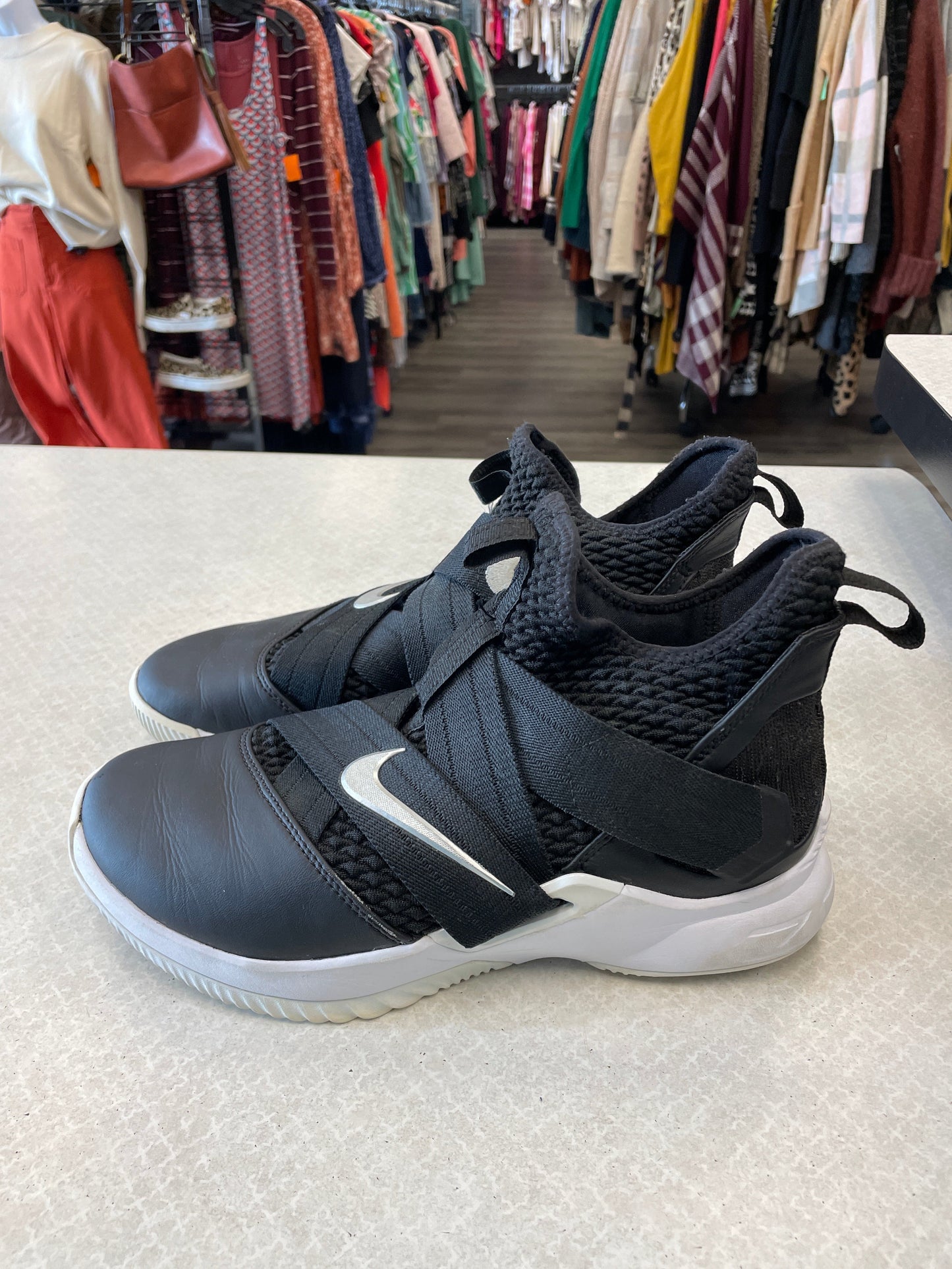 Shoes Athletic By Nike In Black & White, Size: 7.5