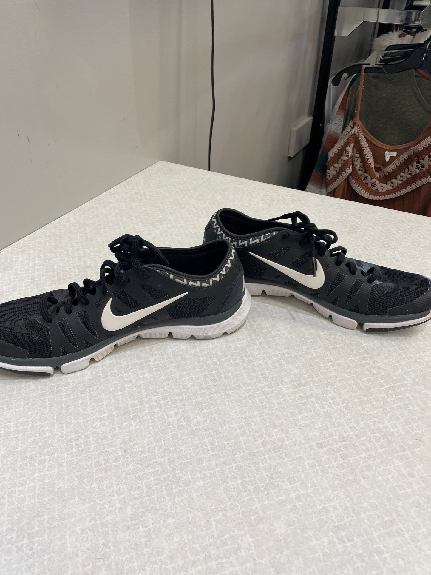 Shoes Athletic By Nike In Black & White, Size: 8.5