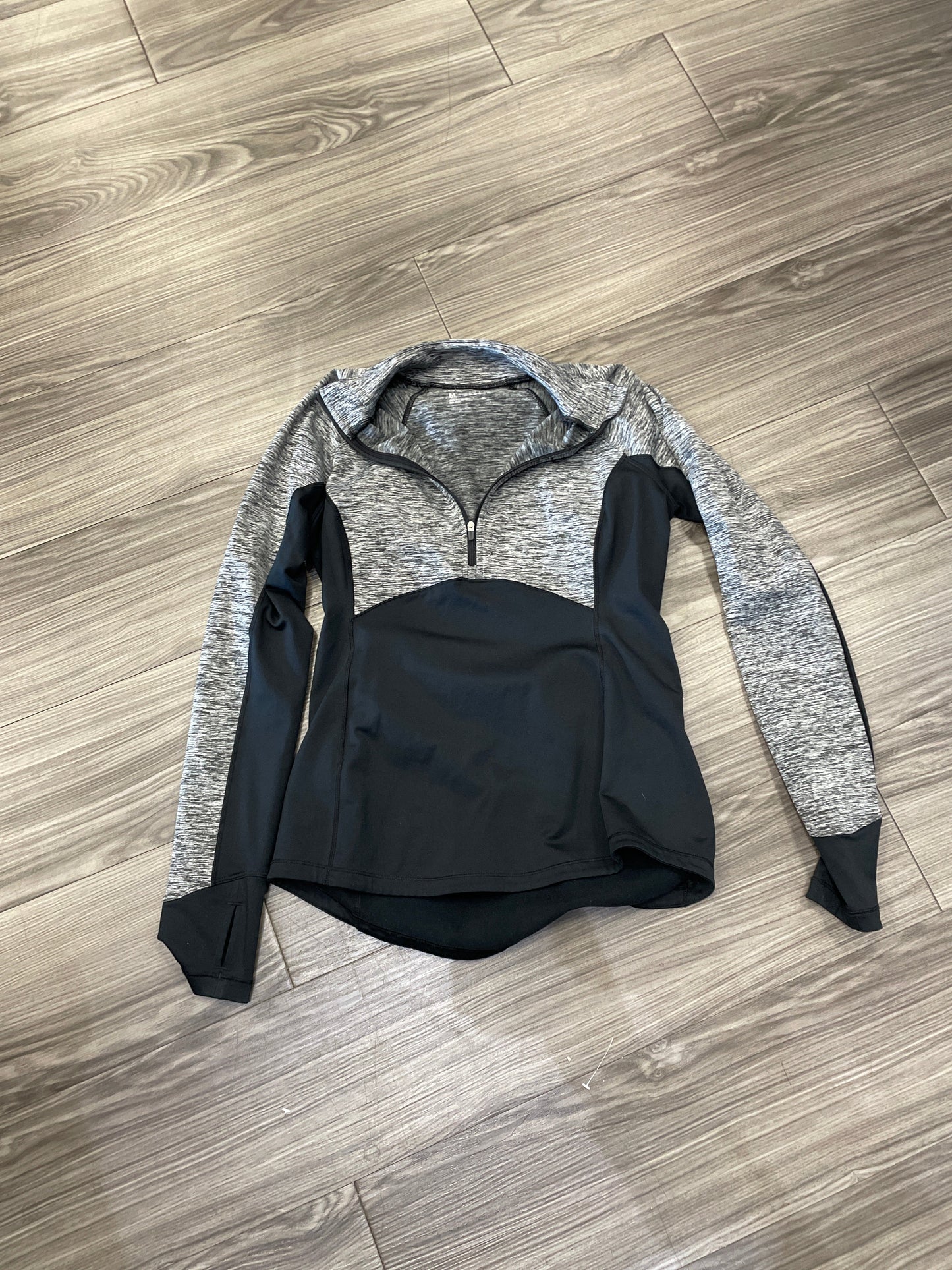 Athletic Top Long Sleeve Collar By Reebok In Black & Grey, Size: M