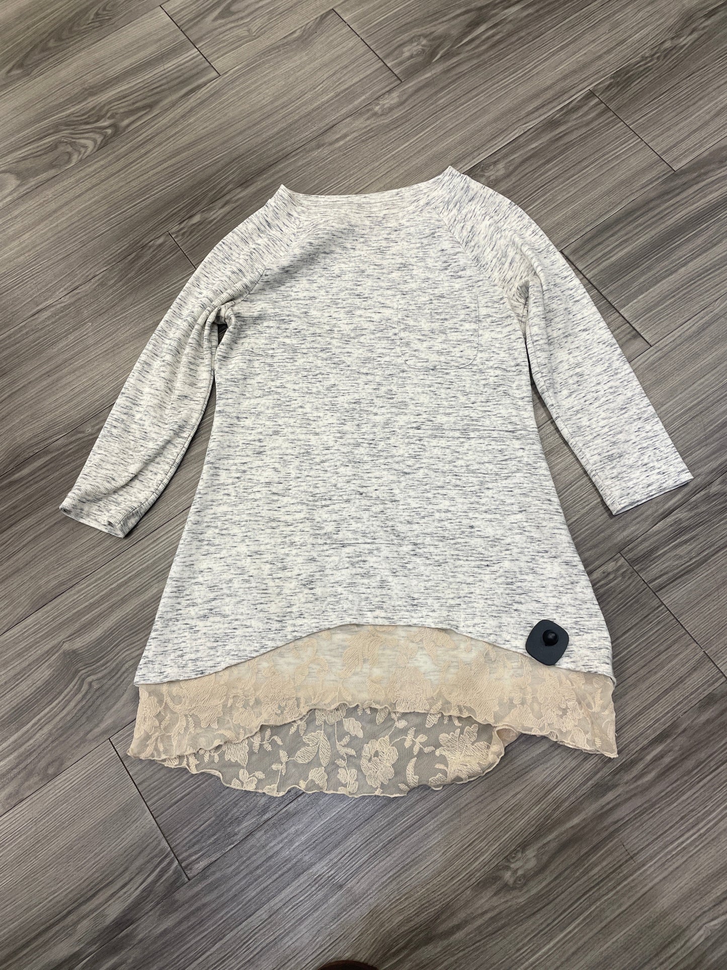 Top Long Sleeve By Logo In Grey & White, Size: Xs