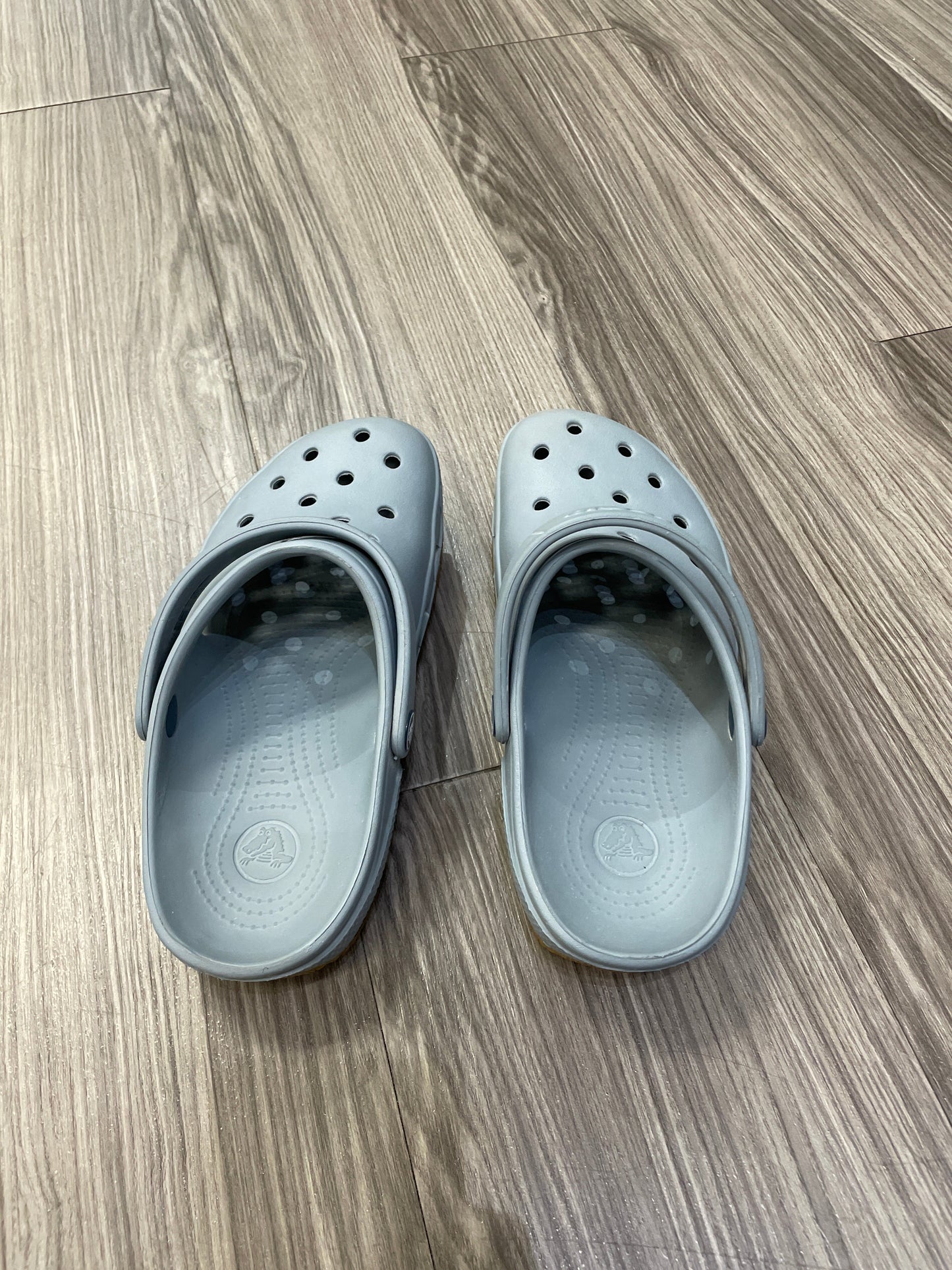 Shoes Athletic By Crocs In Blue, Size: 5