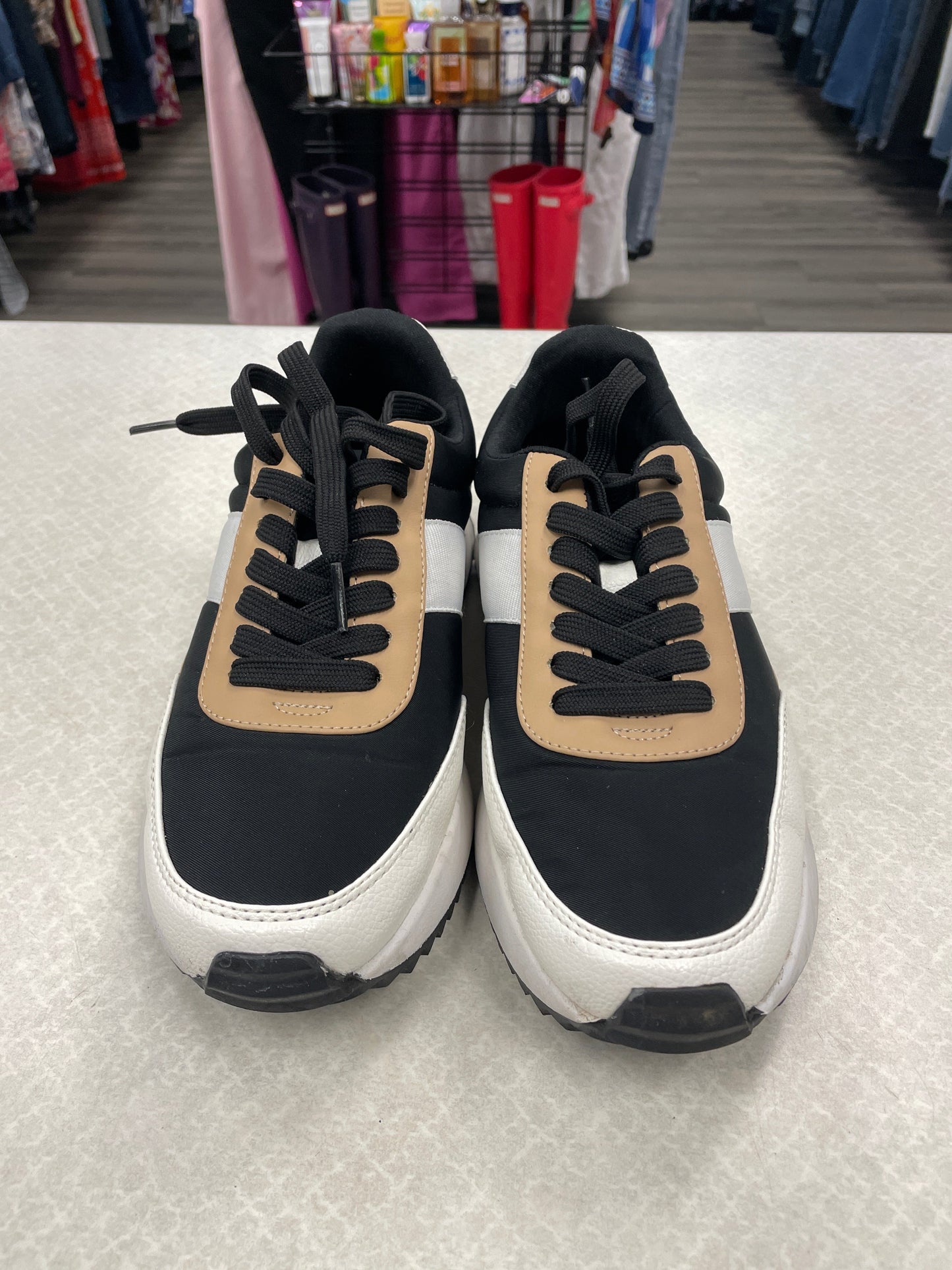 Shoes Athletic By Clothes Mentor In Black & Gold, Size: 7