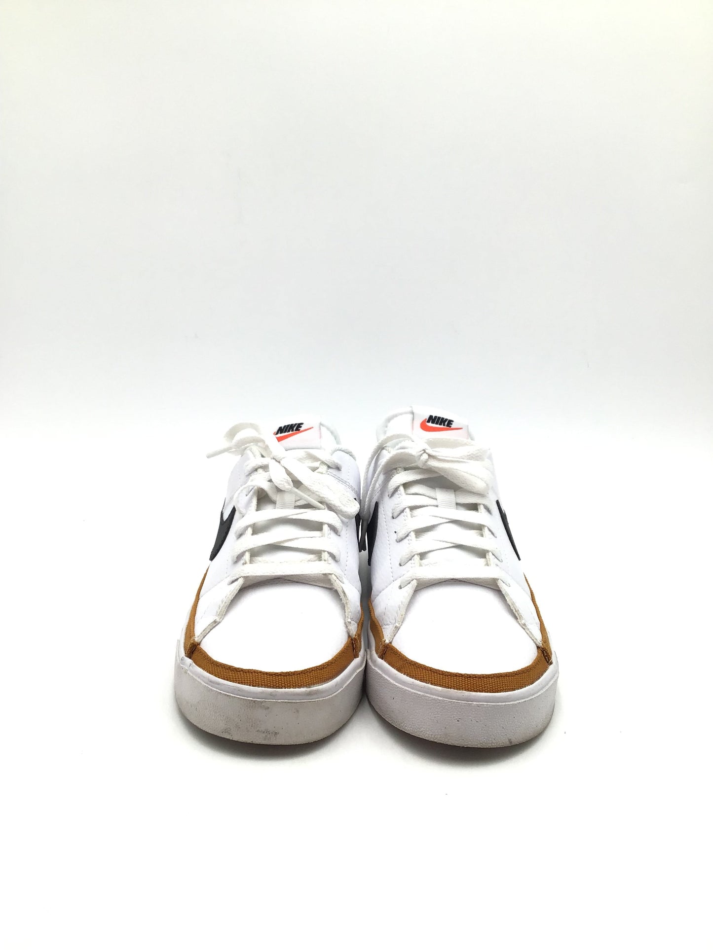 Shoes Sneakers By Nike In White, Size: 9