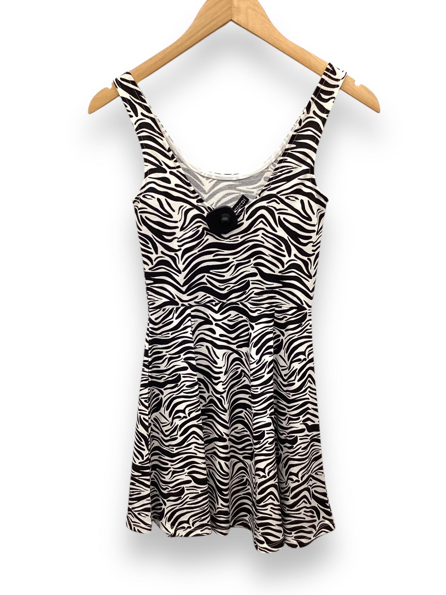 Dress Casual Short By Divided In Zebra Print, Size: Xs