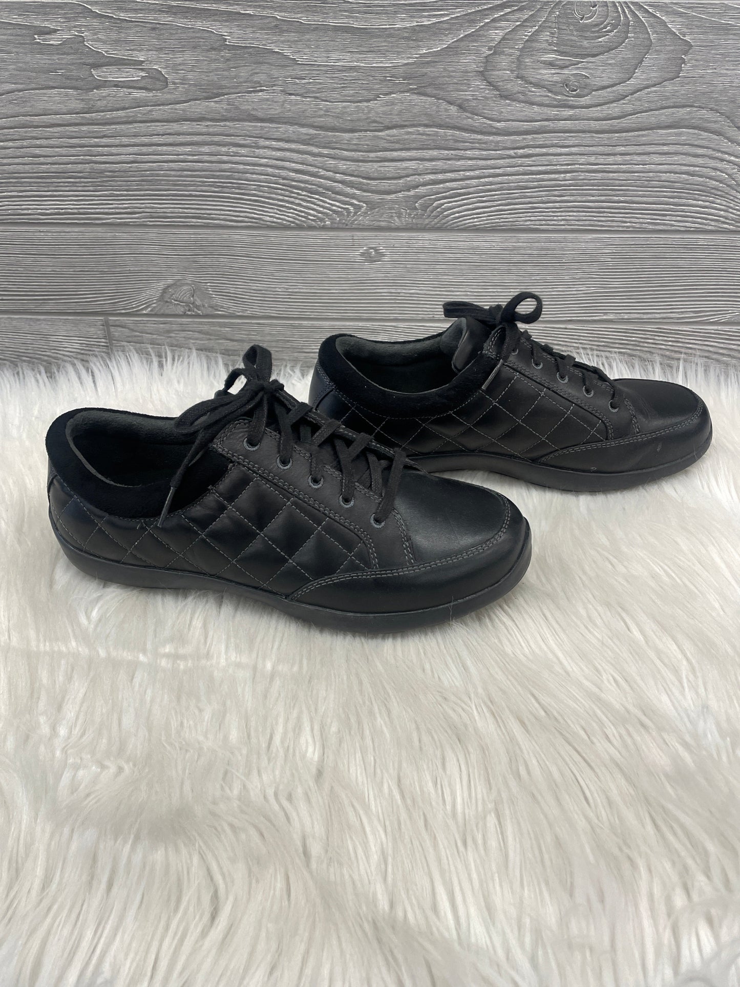 Shoes Sneakers By Clothes Mentor In Black, Size: 8.5