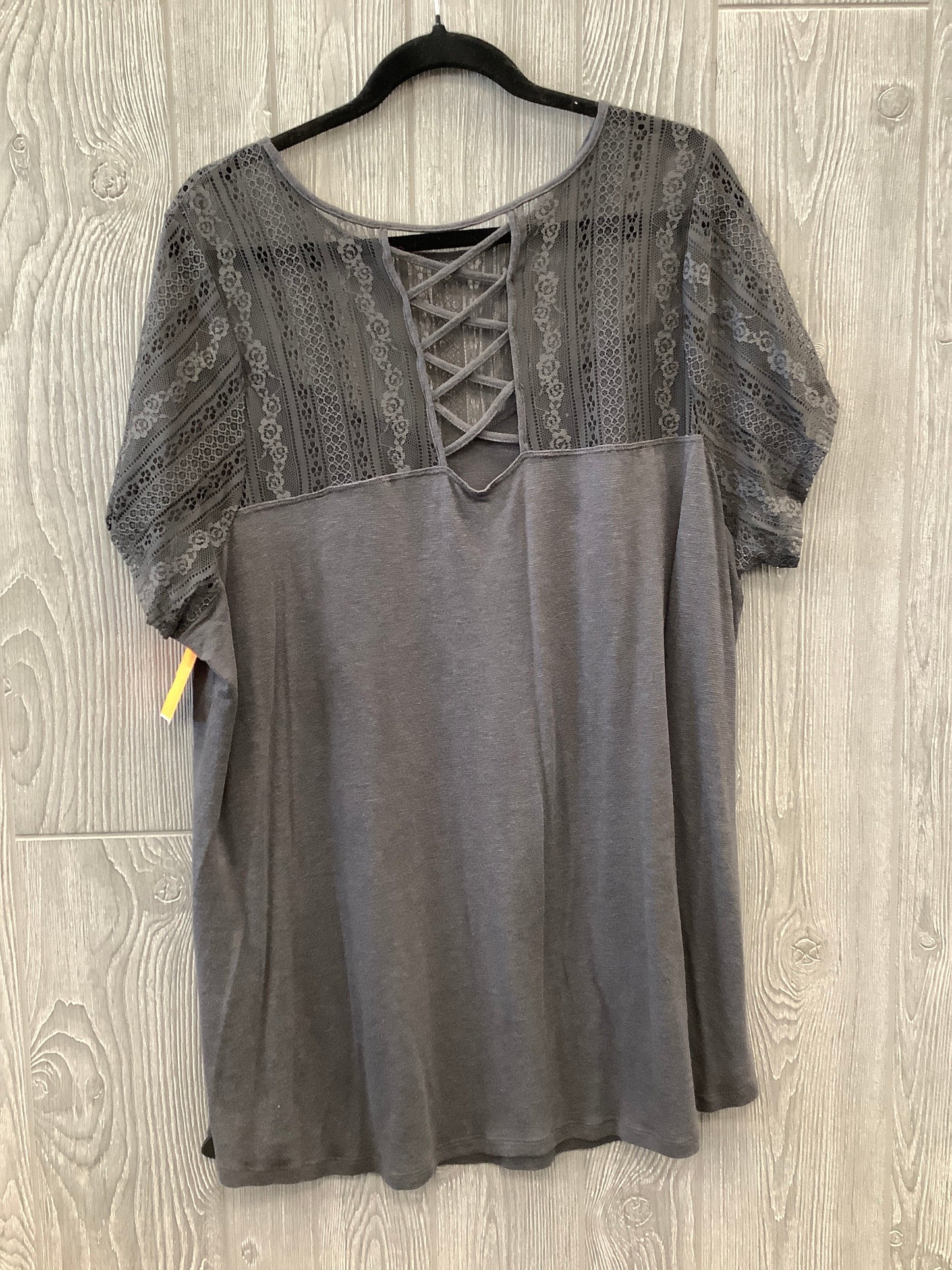 Top Short Sleeve By Torrid In Grey, Size: 3x