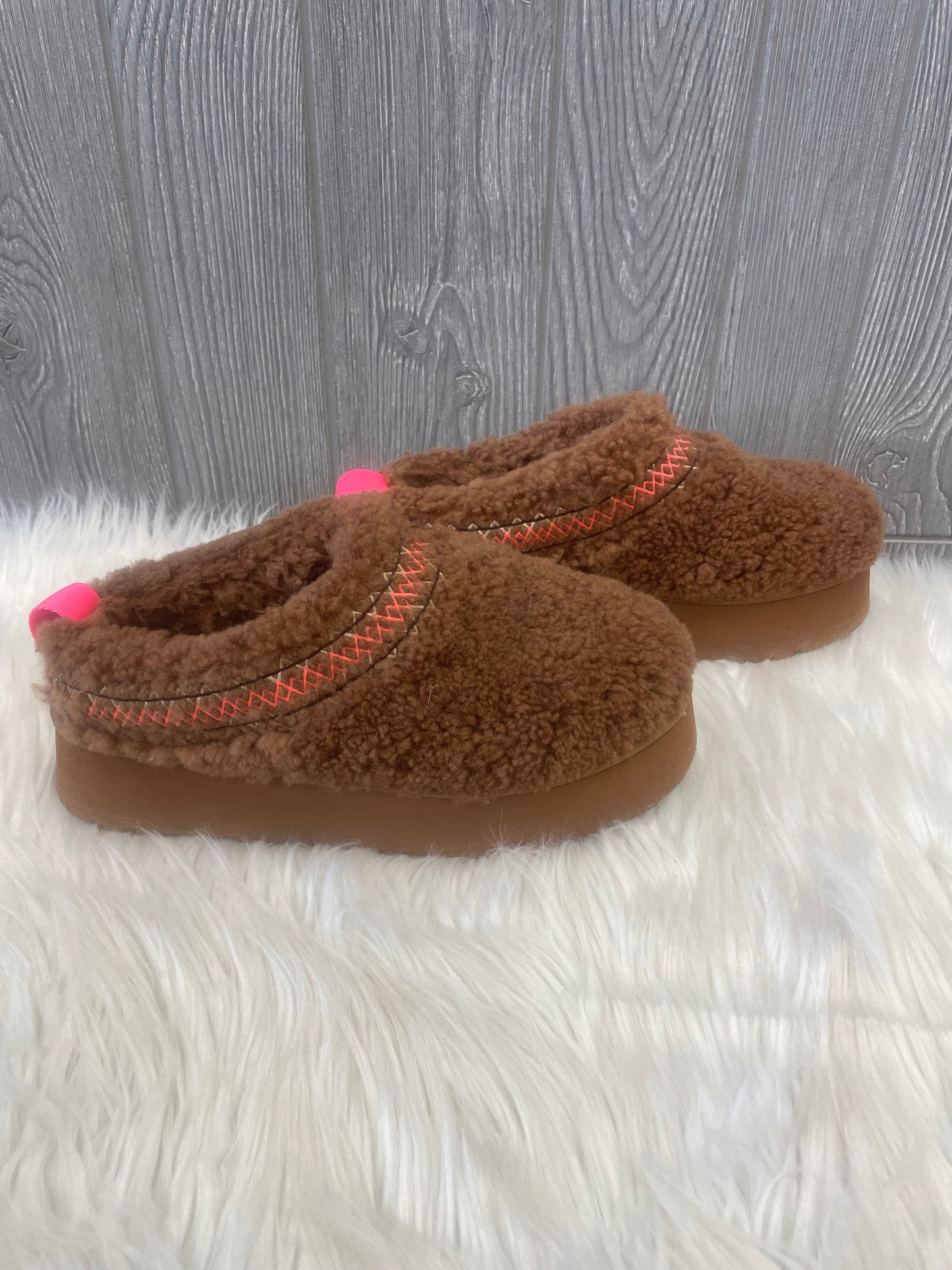 Shoes Flats By Ugg  Size: 7