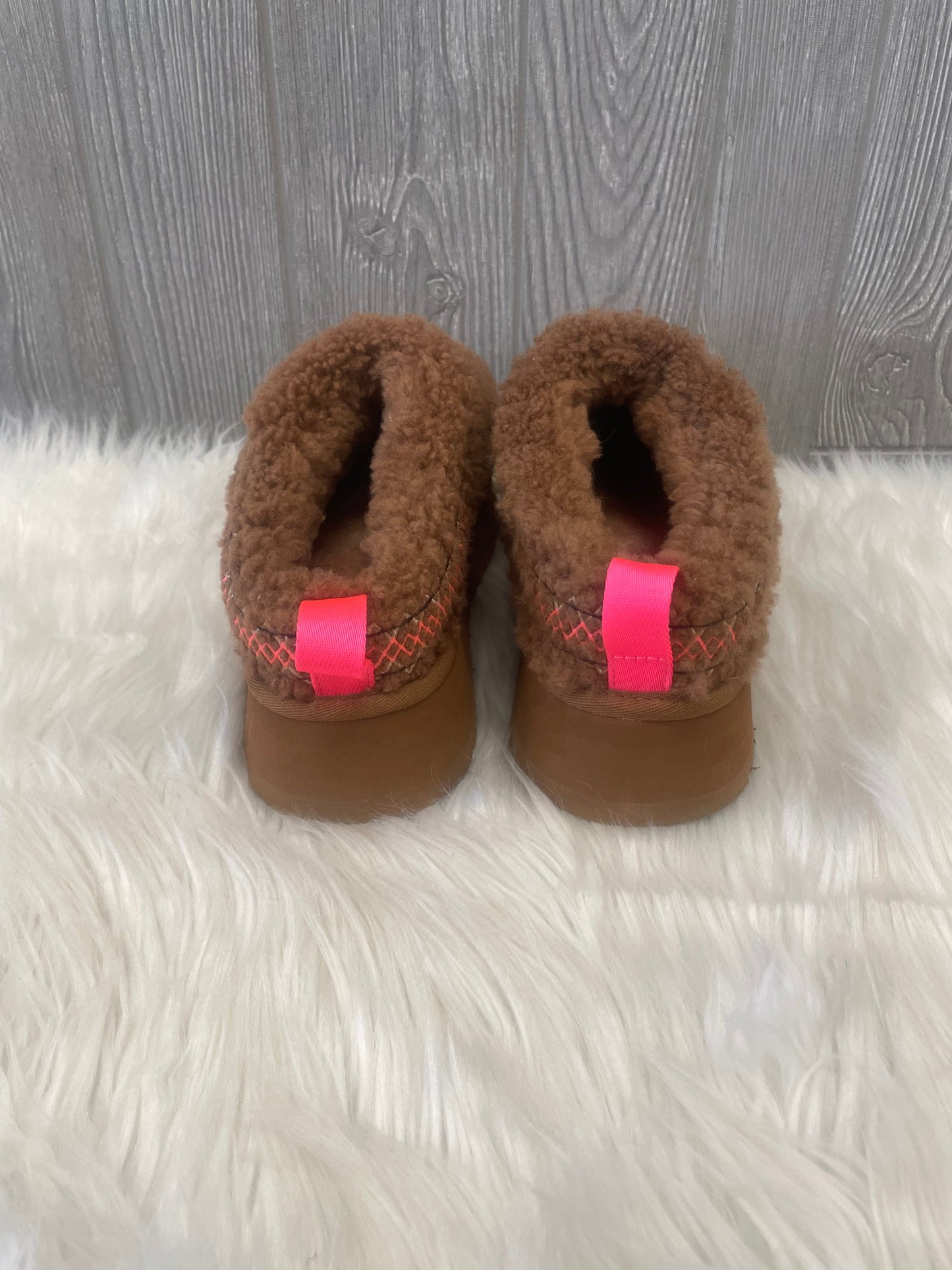 Shoes Flats By Ugg  Size: 7